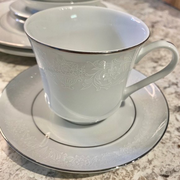 Vintage Lovelace by Crown Victoria Fine China - 2 - 5 Pc Place Settings - Picture 3 of 16